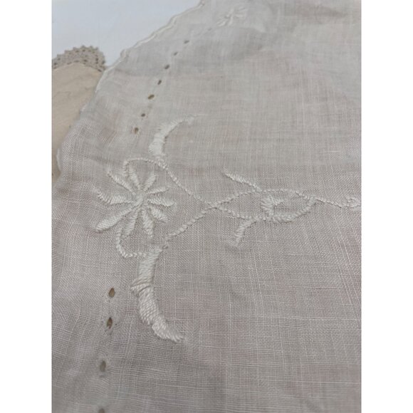 Vintage Linen Embroidered Crocheted Edge Bread Liner & Doilies Lot of 3 - Picture 8 of 11